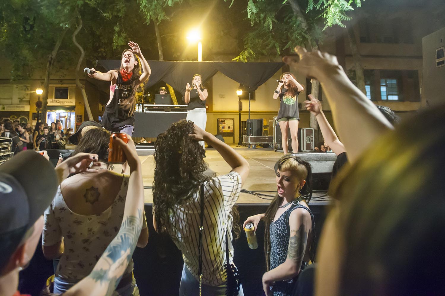 OTROS ESCENARIOS POSIBLESMACHETE EN BOCACONCIERTO EN LA PLAZA DEL SORTIDOR DEL POBLE SECFESTA MAJOR DEL POBLE SECFOTO MARTI FRADERA