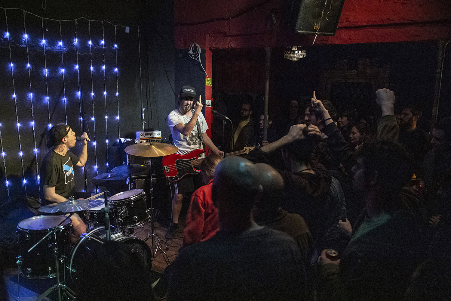 BARCELONA 08/02/2020 Icult. Actuación de los grupos Industrias Orsini y Louis X Armstrong en el bar clandestino La Reina D'Àfrica de Vallcarca. LUGAR: La Reina d’Àfrica de Vallcarca. AUTOR: Manu Mitru