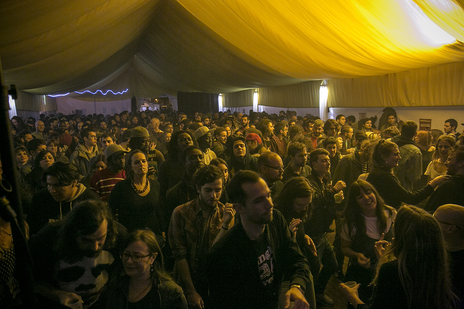 Barcelona 14/01/2017 Festival de reggae Sant Antoni Splash, que es fa en una carpa instal.lada al carrer per les festes del barri de Sant Antoni.Ambient de públic i tal (secció Otros Escenarios).Fotografia de Joan Cortadellas