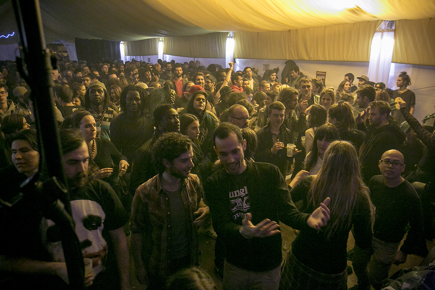 Barcelona 14/01/2017 Festival de reggae Sant Antoni Splash, que es fa en una carpa instal.lada al carrer per les festes del barri de Sant Antoni.Ambient de públic i tal (secció Otros Escenarios).Fotografia de Joan Cortadellas