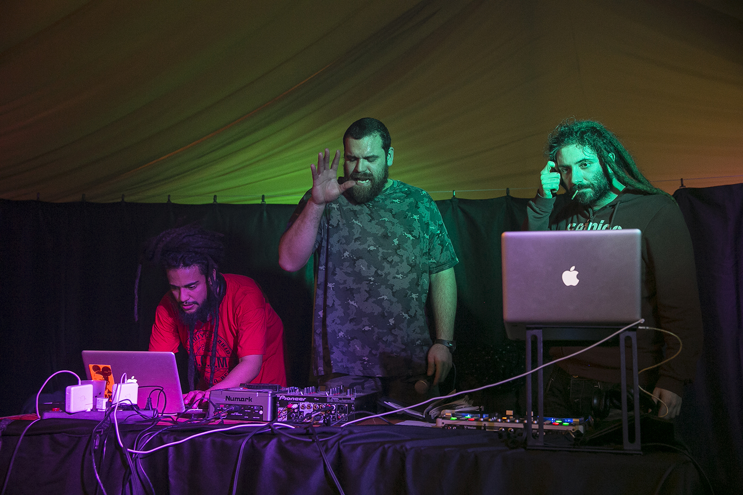 Barcelona 14/01/2017 Festival de reggae Sant Antoni Splash, que es fa en una carpa instal.lada al carrer per les festes del barri de Sant Antoni.Ambient de públic i tal (secció Otros Escenarios).Fotografia de Joan Cortadellas
