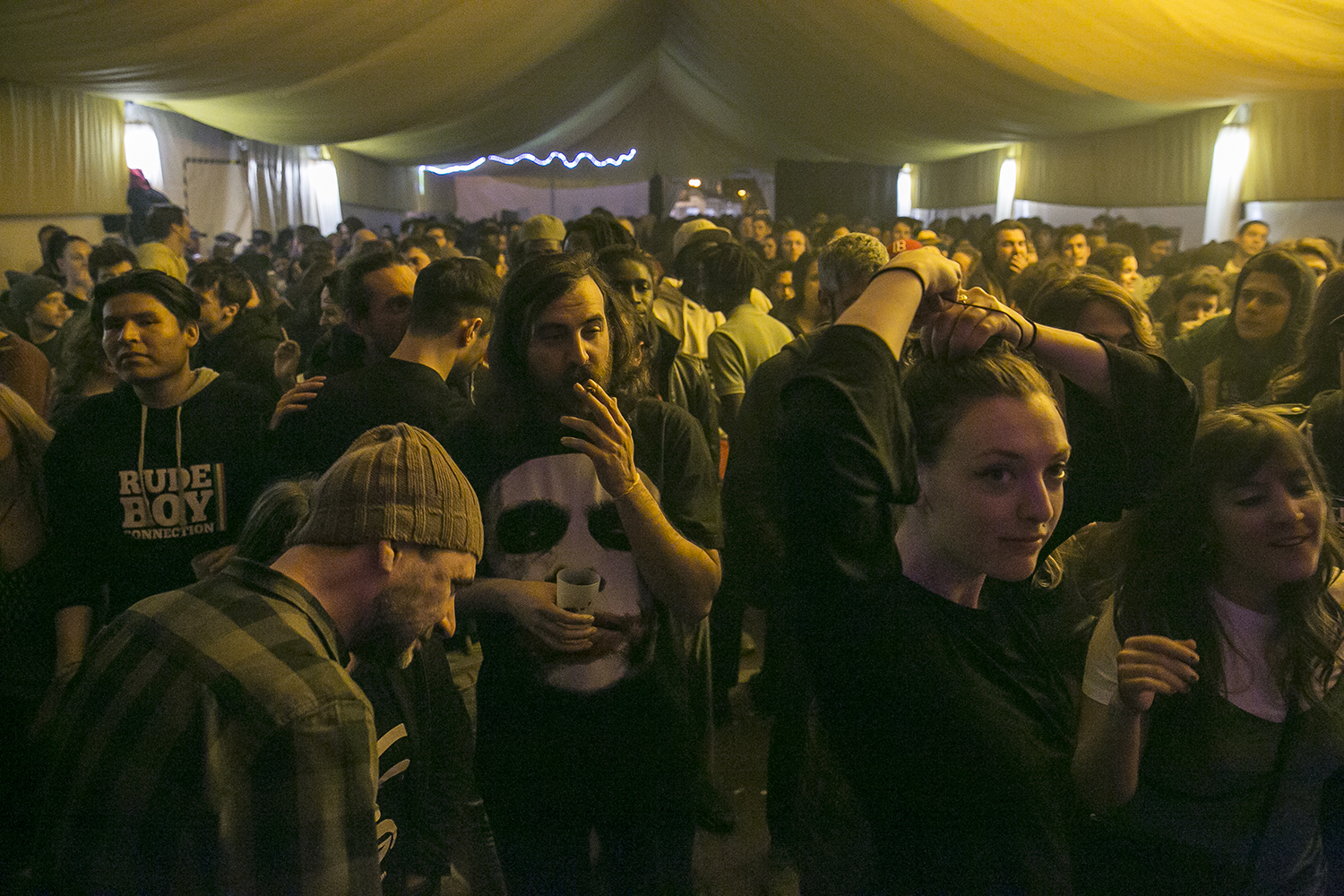 Barcelona 14/01/2017 Festival de reggae Sant Antoni Splash, que es fa en una carpa instal.lada al carrer per les festes del barri de Sant Antoni.Ambient de públic i tal (secció Otros Escenarios).Fotografia de Joan Cortadellas