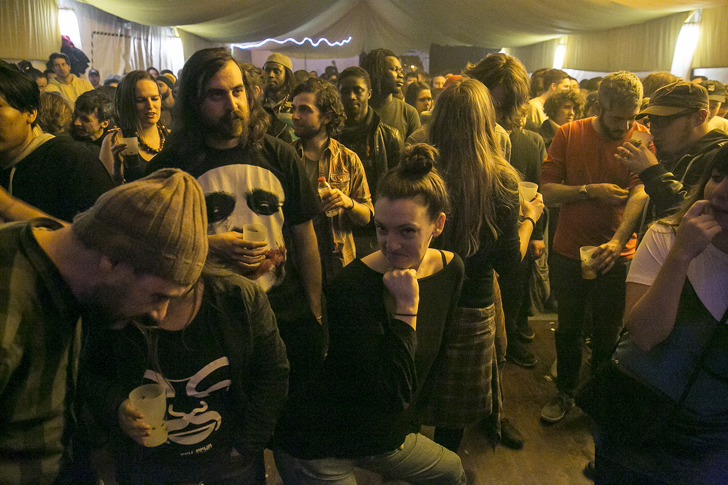 Barcelona 14/01/2017 Festival de reggae Sant Antoni Splash, que es fa en una carpa instal.lada al carrer per les festes del barri de Sant Antoni.Ambient de públic i tal (secció Otros Escenarios).Fotografia de Joan Cortadellas