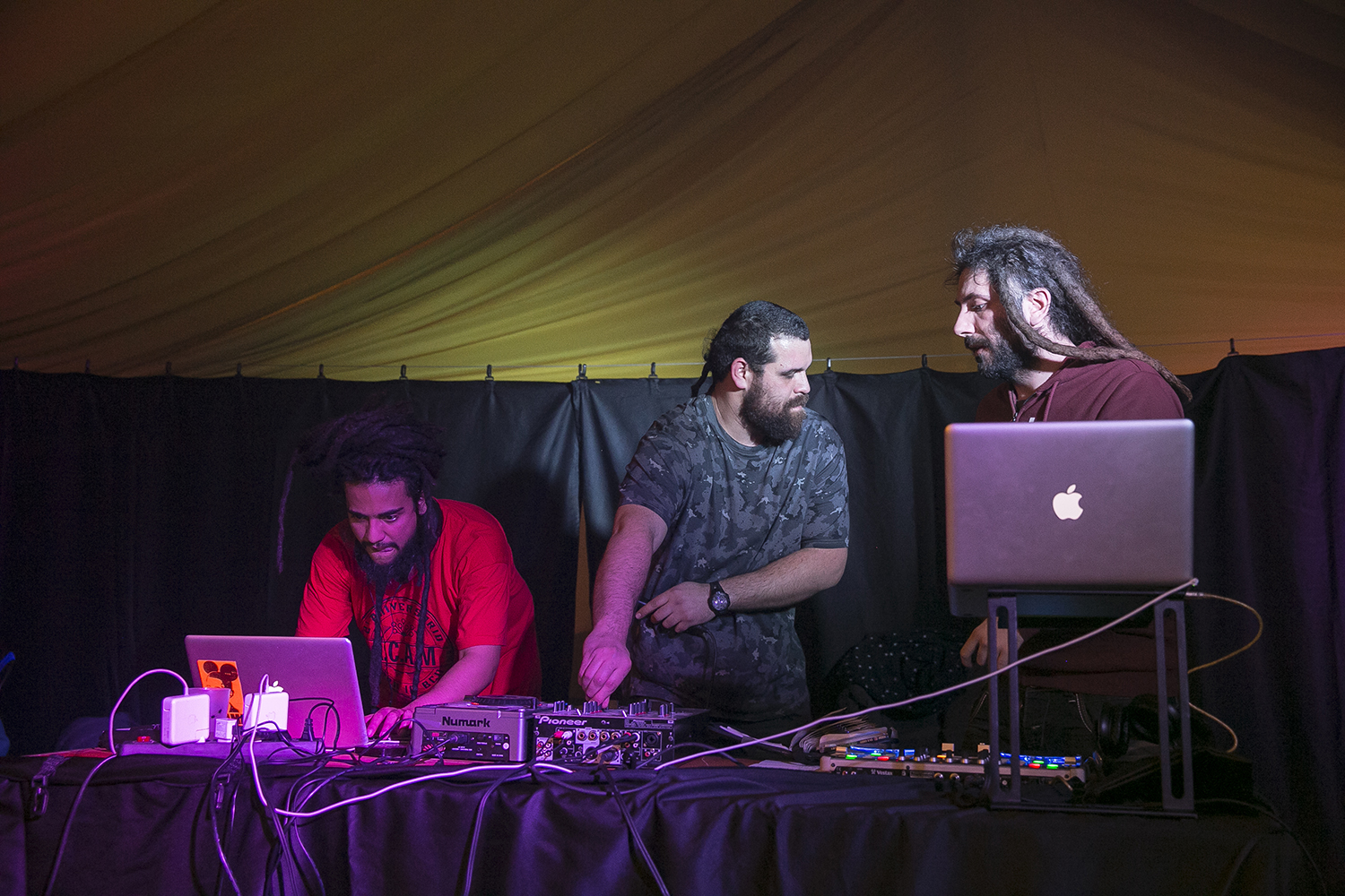 Barcelona 14/01/2017 Festival de reggae Sant Antoni Splash, que es fa en una carpa instal.lada al carrer per les festes del barri de Sant Antoni.Ambient de públic i tal (secció Otros Escenarios).Fotografia de Joan Cortadellas