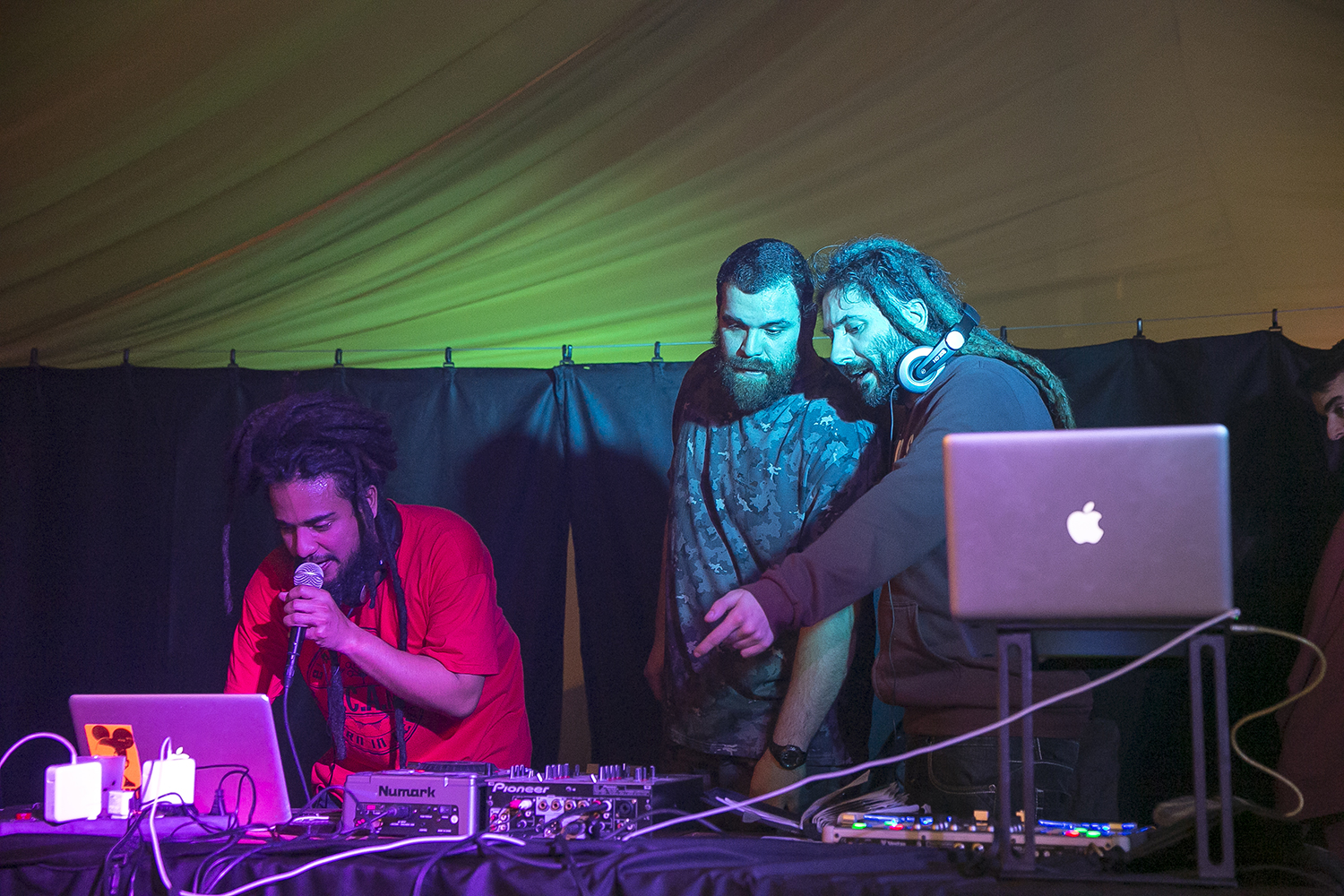 Barcelona 14/01/2017 Festival de reggae Sant Antoni Splash, que es fa en una carpa instal.lada al carrer per les festes del barri de Sant Antoni.Ambient de públic i tal (secció Otros Escenarios).Fotografia de Joan Cortadellas