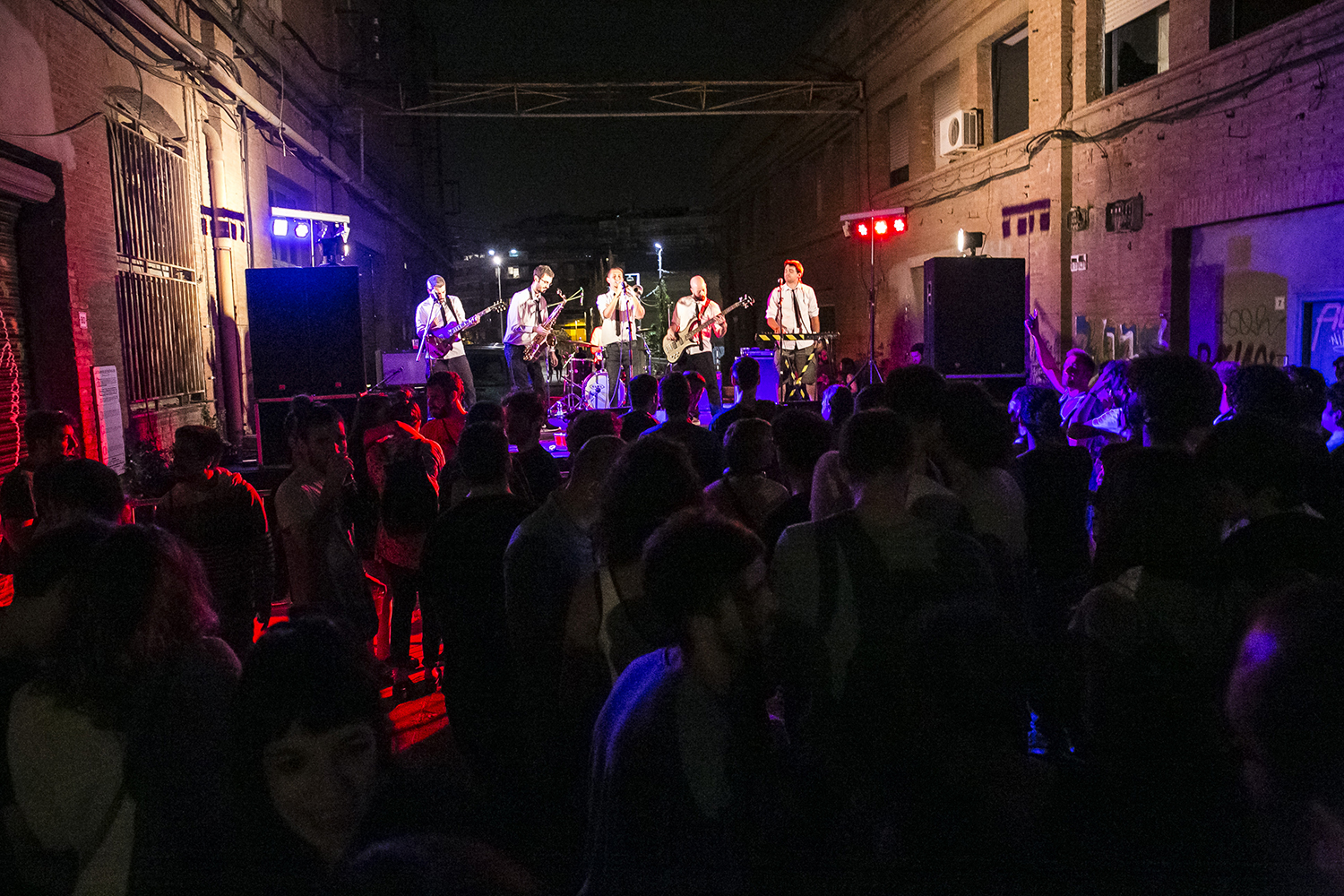 Barcelona ( Barcelones) 11.06.2016. Icult. Concierto de "BCN Ska Jazz Orquestra" en Can Batllo. Caracteristicas del espacio de Can Batllo y ambiente Arxiu: 160611 EX: 0193 en la foto: Ambiente de Can Batllo en el concierto de " BCN Ska Jazz Orquestra. FOTO: PUIG, JOAN