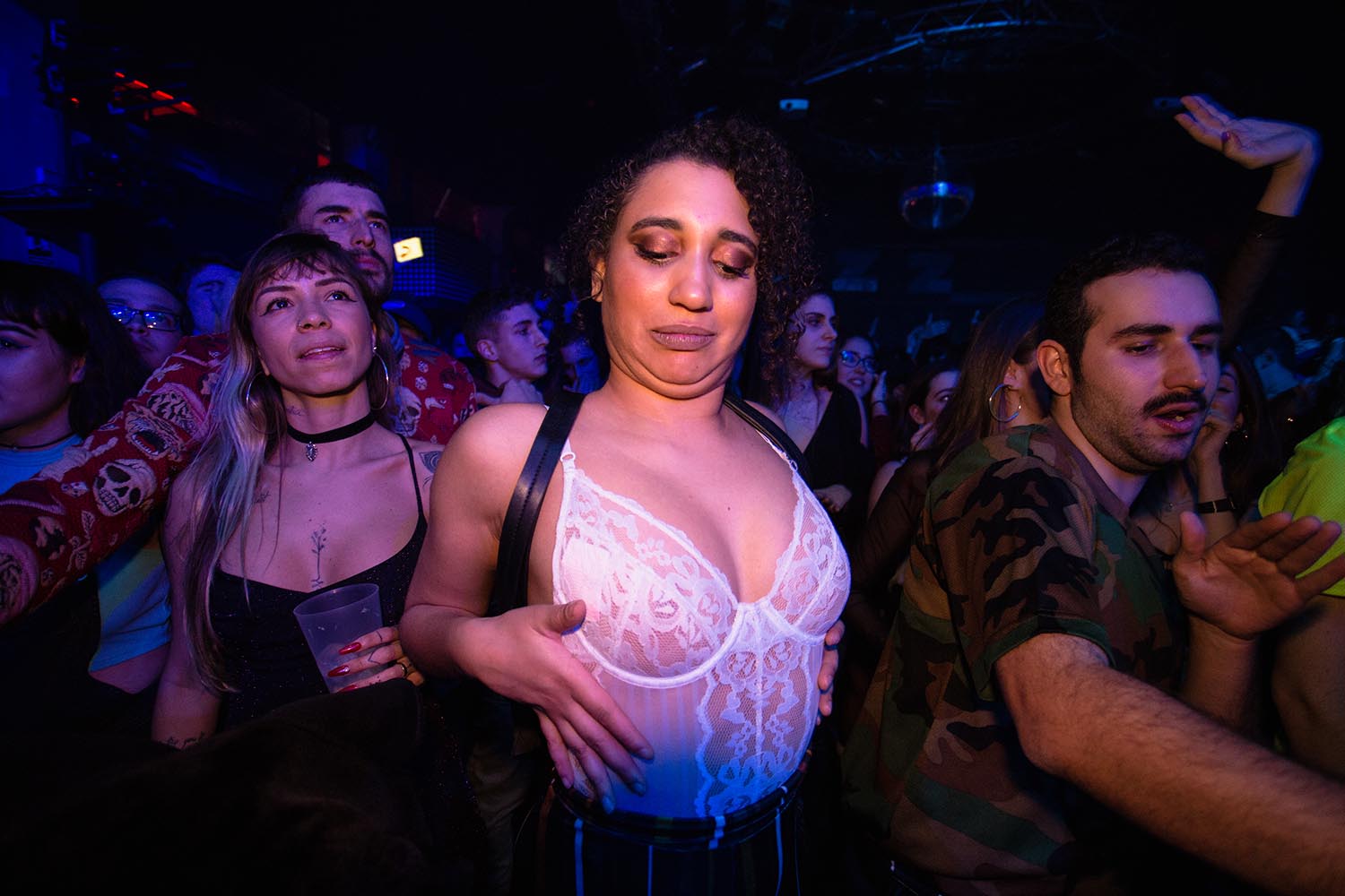 Barcelona - Almogàvers, 122 Sala RAZZMATAZZ. 26/01/18. Icult/ Más Periódico. Jóvenes bailan y disfrutan del Concierto de "La Zowi" cantante de trap y una de las referentes del género. Fotografía de Luay Albasha