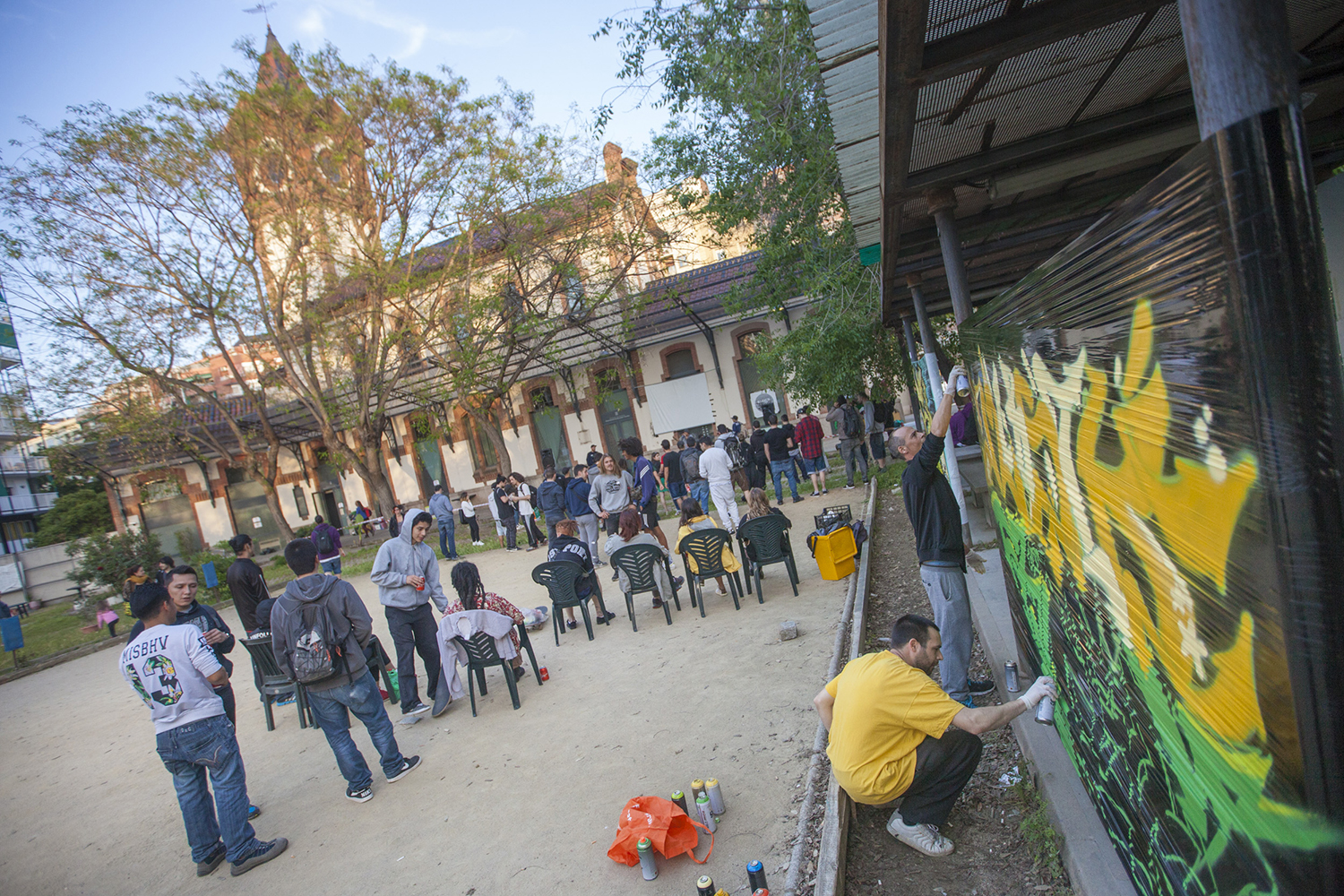 OTROS ESCENARIOS POSIBLESREPORTAJEHOSTAFRANCS BLOCK PARTY EN EL CENTRE CIVIC ESTACIO MAGORIA EN GRAN VIA 247 EN BARCELONAFIESTA DE DISCJOCKEYS ( DJ ) , RAPPEROS , RAP , HIP HOP , GRAFITEROS FOTO MARTI FRADERA