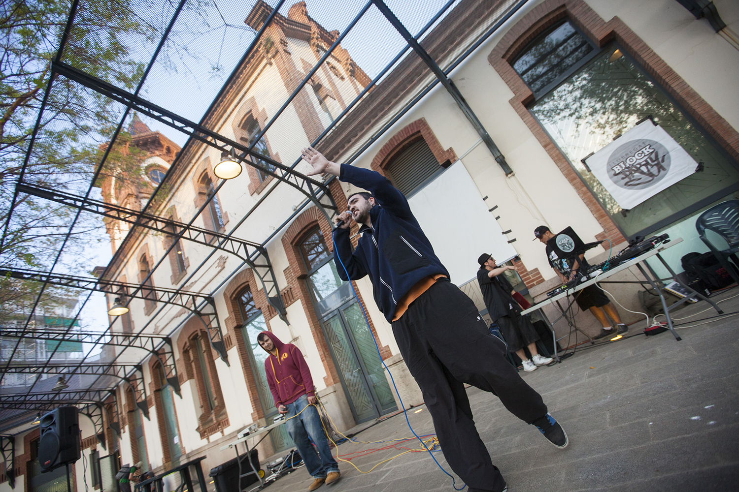 OTROS ESCENARIOS POSIBLESREPORTAJEHOSTAFRANCS BLOCK PARTY EN EL CENTRE CIVIC ESTACIO MAGORIA EN GRAN VIA 247 EN BARCELONAFIESTA DE DISCJOCKEYS ( DJ ) , RAPPEROS , RAP , HIP HOP , GRAFITEROS FOTO MARTI FRADERA