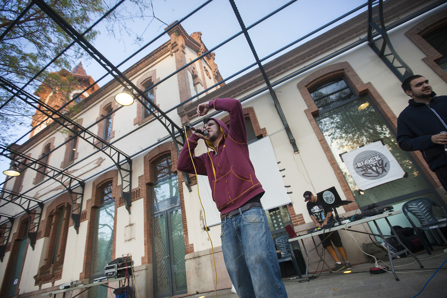 OTROS ESCENARIOS POSIBLESREPORTAJEHOSTAFRANCS BLOCK PARTY EN EL CENTRE CIVIC ESTACIO MAGORIA EN GRAN VIA 247 EN BARCELONAFIESTA DE DISCJOCKEYS ( DJ ) , RAPPEROS , RAP , HIP HOP , GRAFITEROS FOTO MARTI FRADERA