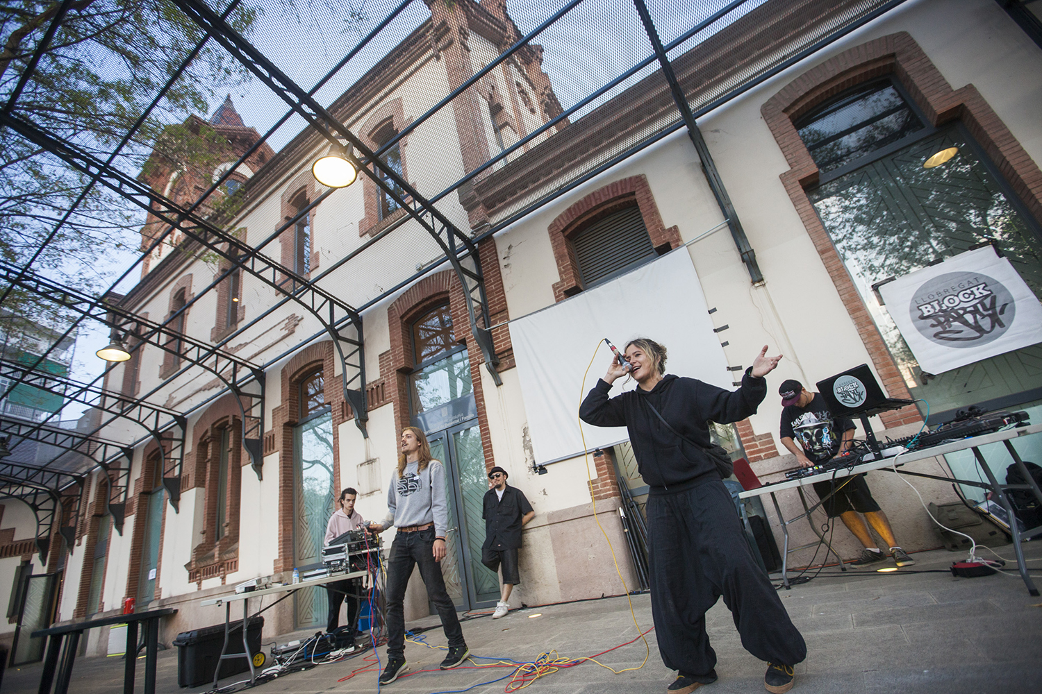 OTROS ESCENARIOS POSIBLESREPORTAJEHOSTAFRANCS BLOCK PARTY EN EL CENTRE CIVIC ESTACIO MAGORIA EN GRAN VIA 247 EN BARCELONAFIESTA DE DISCJOCKEYS ( DJ ) , RAPPEROS , RAP , HIP HOP , GRAFITEROS FOTO MARTI FRADERA