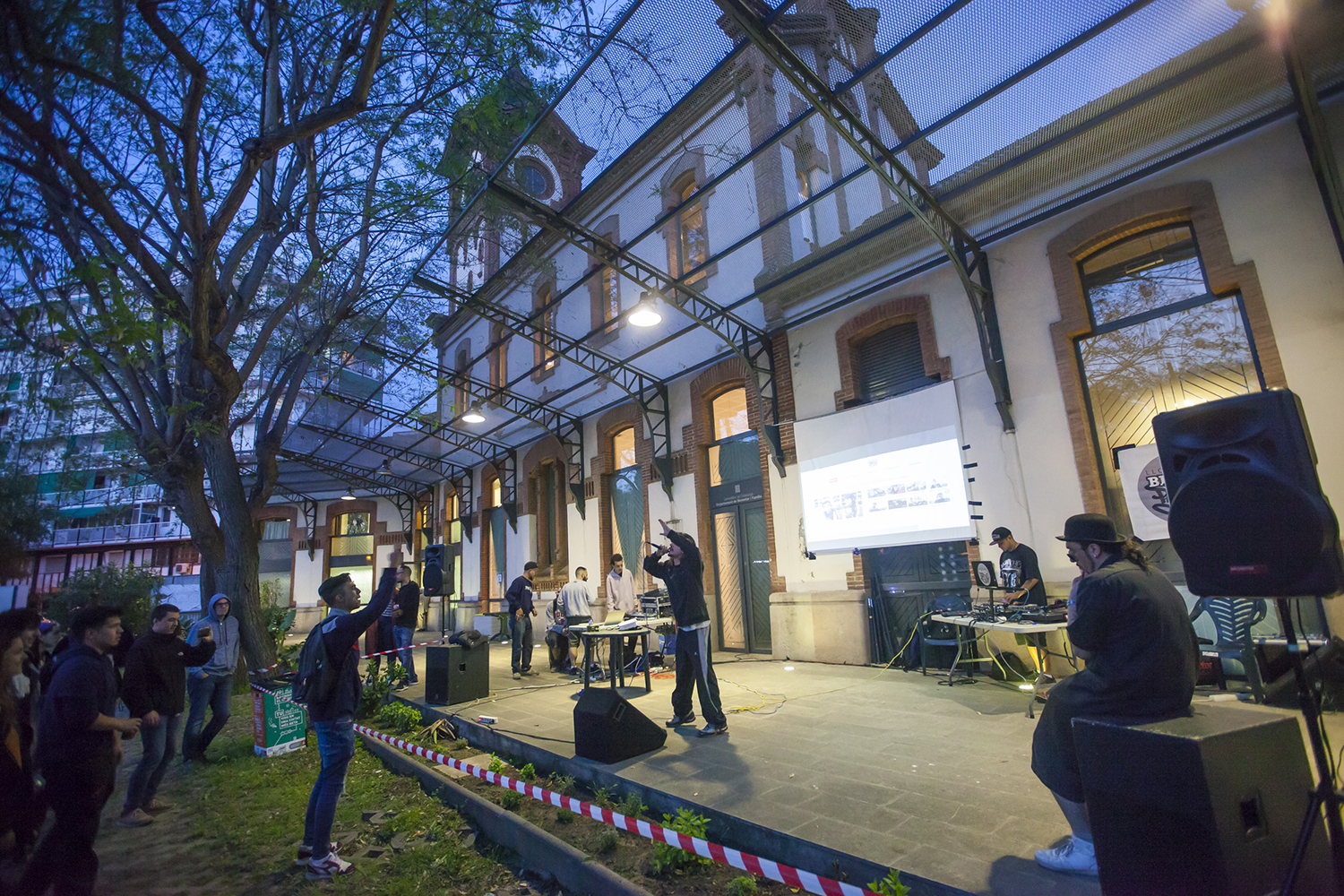 OTROS ESCENARIOS POSIBLESREPORTAJEHOSTAFRANCS BLOCK PARTY EN EL CENTRE CIVIC ESTACIO MAGORIA EN GRAN VIA 247 EN BARCELONAFIESTA DE DISCJOCKEYS ( DJ ) , RAPPEROS , RAP , HIP HOP , GRAFITEROS FOTO MARTI FRADERA