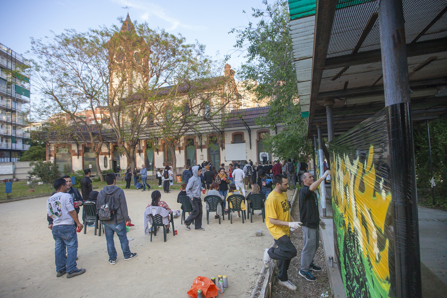 OTROS ESCENARIOS POSIBLESREPORTAJEHOSTAFRANCS BLOCK PARTY EN EL CENTRE CIVIC ESTACIO MAGORIA EN GRAN VIA 247 EN BARCELONAFIESTA DE DISCJOCKEYS ( DJ ) , RAPPEROS , RAP , HIP HOP , GRAFITEROS FOTO MARTI FRADERA