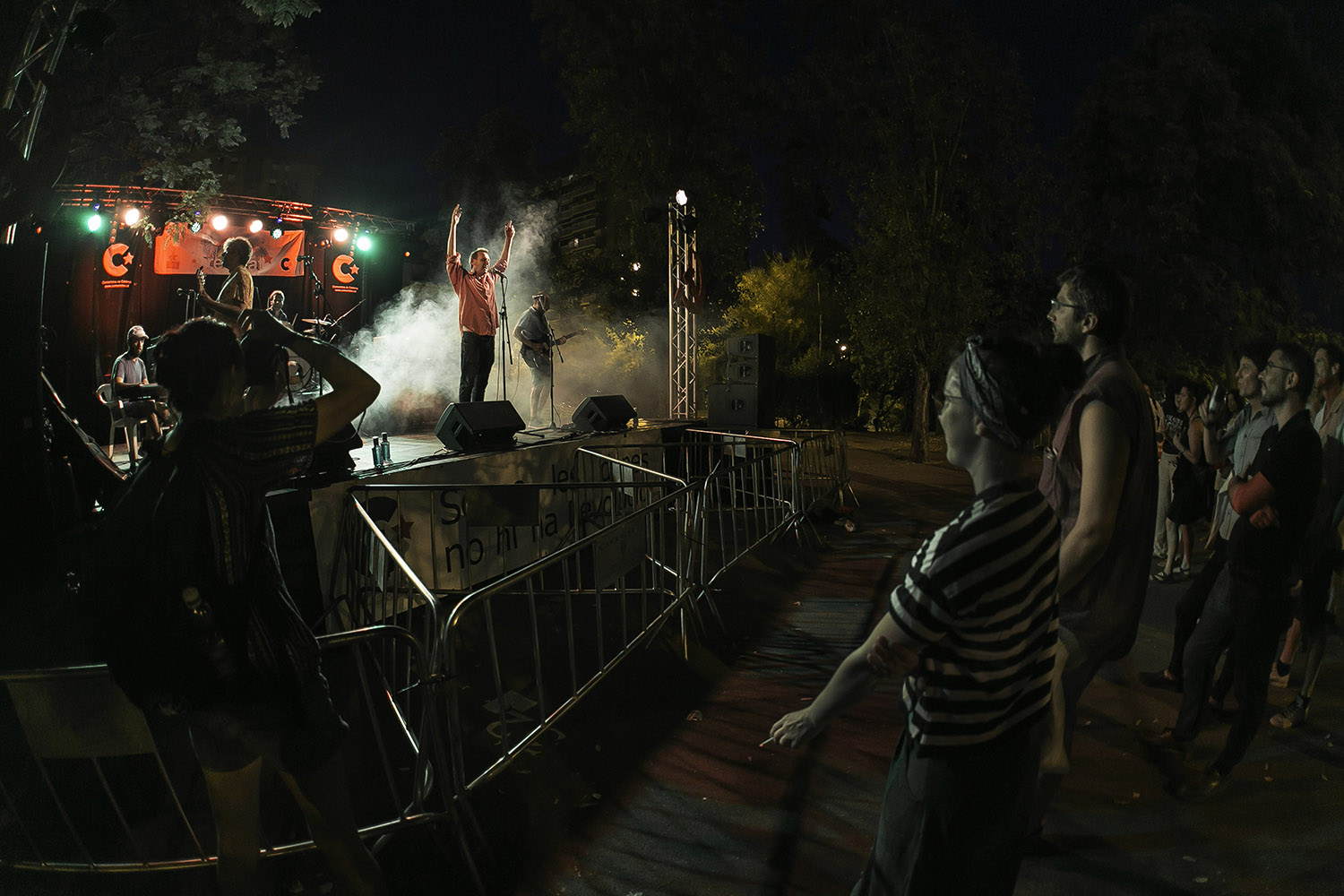 Barcelona 06/07/2018 Concerts de Las Víctimas Civiles i Las Infrarrojas a la Festa de Realitat.Jo estaré per allà (694-474 515). En aquest cas es tracta de fer una foto on es vegi l'ambientillo de festa, chiringuitos, fumFotografia de Joan Cortadellas