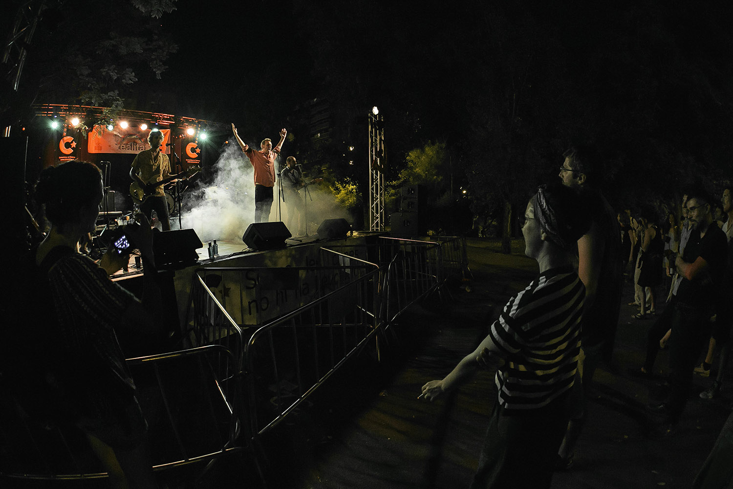 Barcelona 06/07/2018 Concerts de Las Víctimas Civiles i Las Infrarrojas a la Festa de Realitat.Jo estaré per allà (694-474 515). En aquest cas es tracta de fer una foto on es vegi l'ambientillo de festa, chiringuitos, fumFotografia de Joan Cortadellas