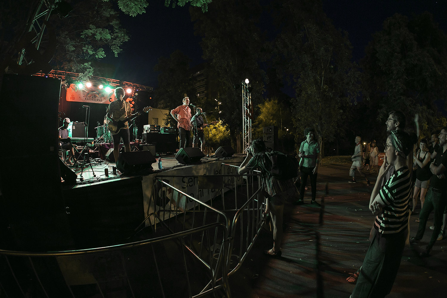 Barcelona 06/07/2018 Concerts de Las Víctimas Civiles i Las Infrarrojas a la Festa de Realitat.Jo estaré per allà (694-474 515). En aquest cas es tracta de fer una foto on es vegi l'ambientillo de festa, chiringuitos, fumFotografia de Joan Cortadellas