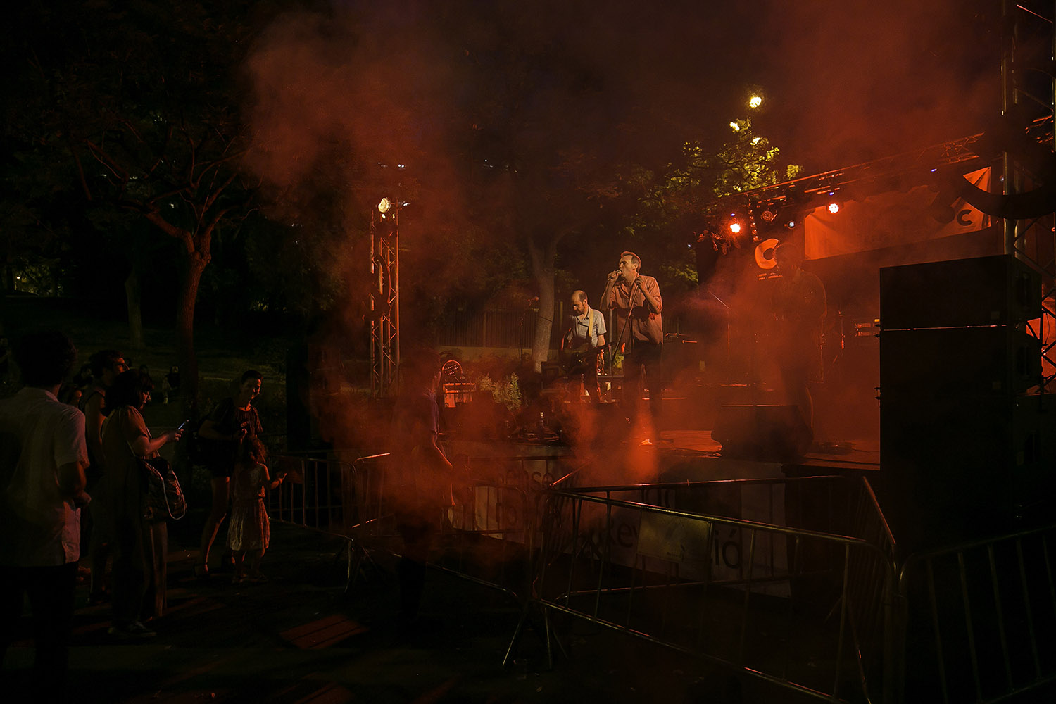 Barcelona 06/07/2018 Concerts de Las Víctimas Civiles i Las Infrarrojas a la Festa de Realitat.Jo estaré per allà (694-474 515). En aquest cas es tracta de fer una foto on es vegi l'ambientillo de festa, chiringuitos, fumFotografia de Joan Cortadellas