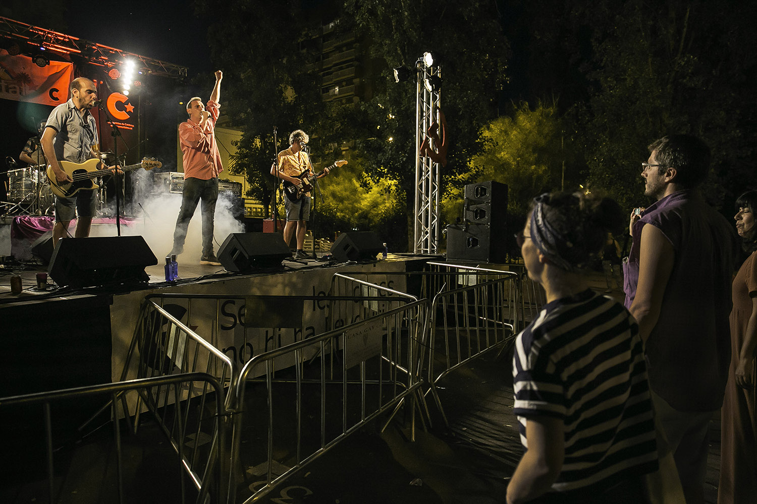 Barcelona 06/07/2018 Concerts de Las Víctimas Civiles i Las Infrarrojas a la Festa de Realitat.Jo estaré per allà (694-474 515). En aquest cas es tracta de fer una foto on es vegi l'ambientillo de festa, chiringuitos, fumFotografia de Joan Cortadellas