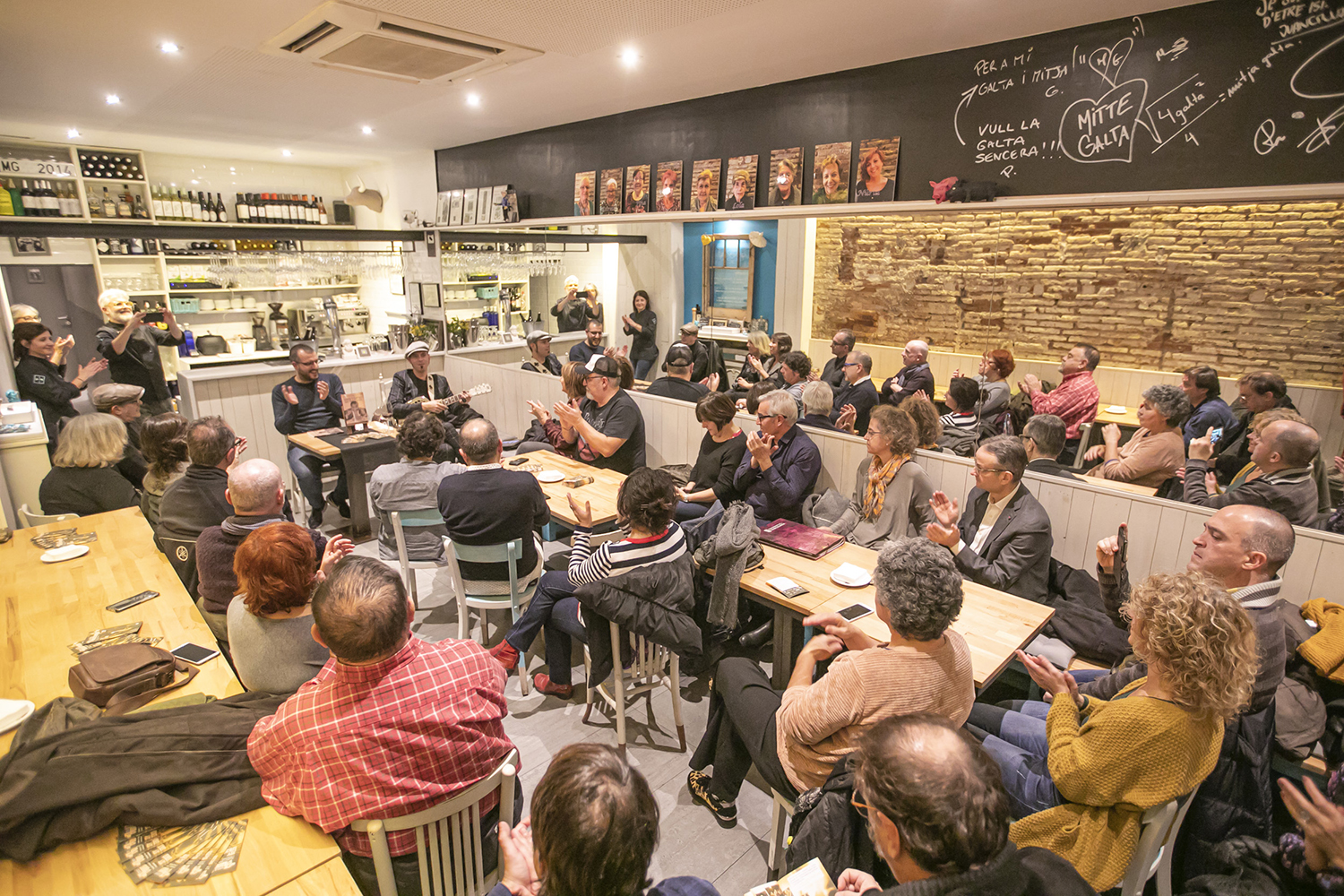 ICULT REPORTAJE21 11 2019OTROS ESCENARIOS POSIBLESPRESENTACION MUSICADA DEL LIBRO " COMER Y CANTAR " CON EL AUTOR HECTOR MARTINEZ Y EL GUITARRISTA CHINO SWINGSLIDE DENTRO DEL CICLO BLUES AND BOOGIE EN EL RESTAURANTE MITJA GALTA EN SANTSFOTO MARTI FRADERA