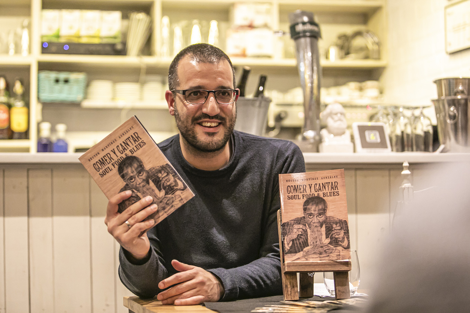 ICULT REPORTAJE21 11 2019OTROS ESCENARIOS POSIBLESPRESENTACION MUSICADA DEL LIBRO " COMER Y CANTAR " CON EL AUTOR HECTOR MARTINEZ Y EL GUITARRISTA CHINO SWINGSLIDE DENTRO DEL CICLO BLUES AND BOOGIE EN EL RESTAURANTE MITJA GALTA EN SANTSFOTO MARTI FRADERA