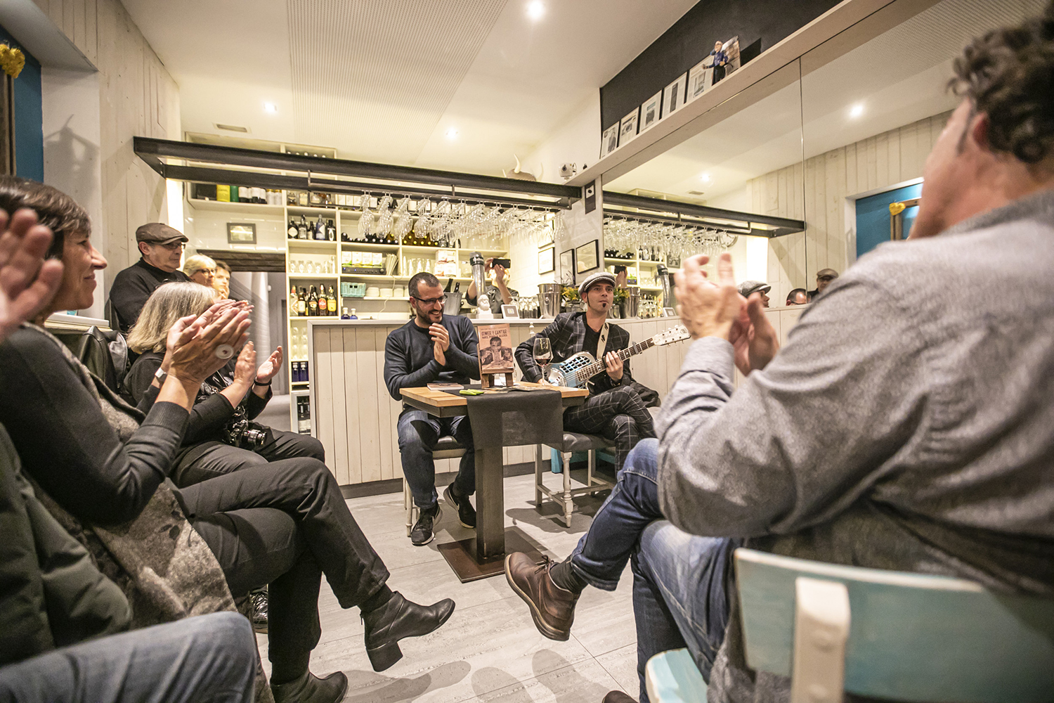 ICULT REPORTAJE21 11 2019OTROS ESCENARIOS POSIBLESPRESENTACION MUSICADA DEL LIBRO " COMER Y CANTAR " CON EL AUTOR HECTOR MARTINEZ Y EL GUITARRISTA CHINO SWINGSLIDE DENTRO DEL CICLO BLUES AND BOOGIE EN EL RESTAURANTE MITJA GALTA EN SANTSFOTO MARTI FRADERA