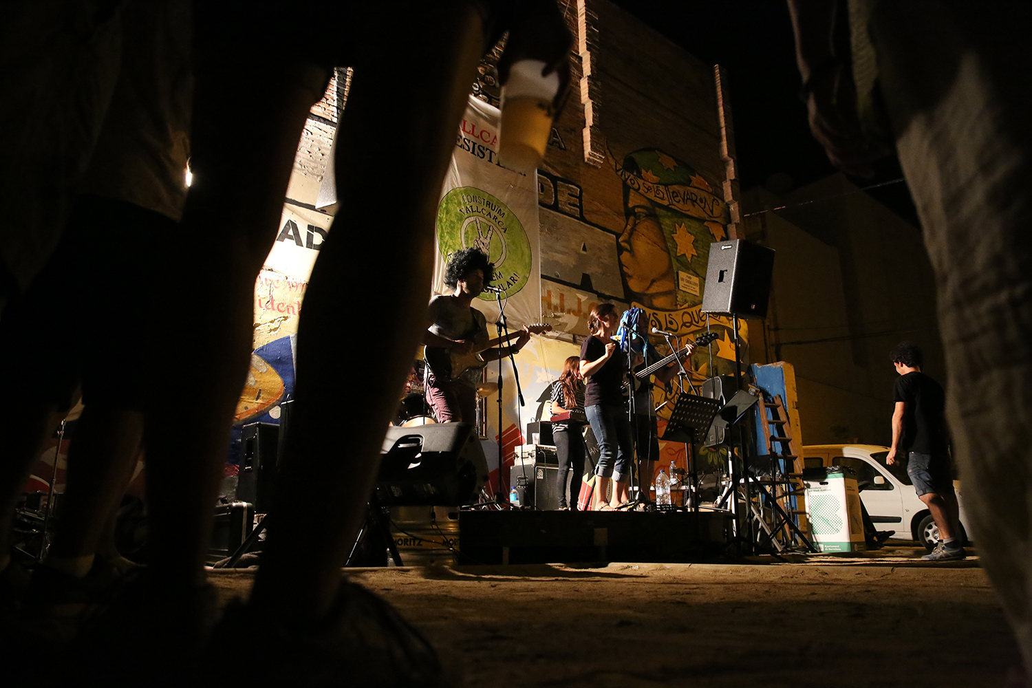 BARCELONA 09/09/2016 ICULT OTROS ESCENARIOS FIESTAS LIBERTARIAS DE VALLCARCA EN LA FOTO EL CONCIERTO DEL GRUPO RUSH HOUR EN EL ESCENARIO DE LA PETANCA DE LA CALLE FARIGOLA FOTO: ELISENDA PONS