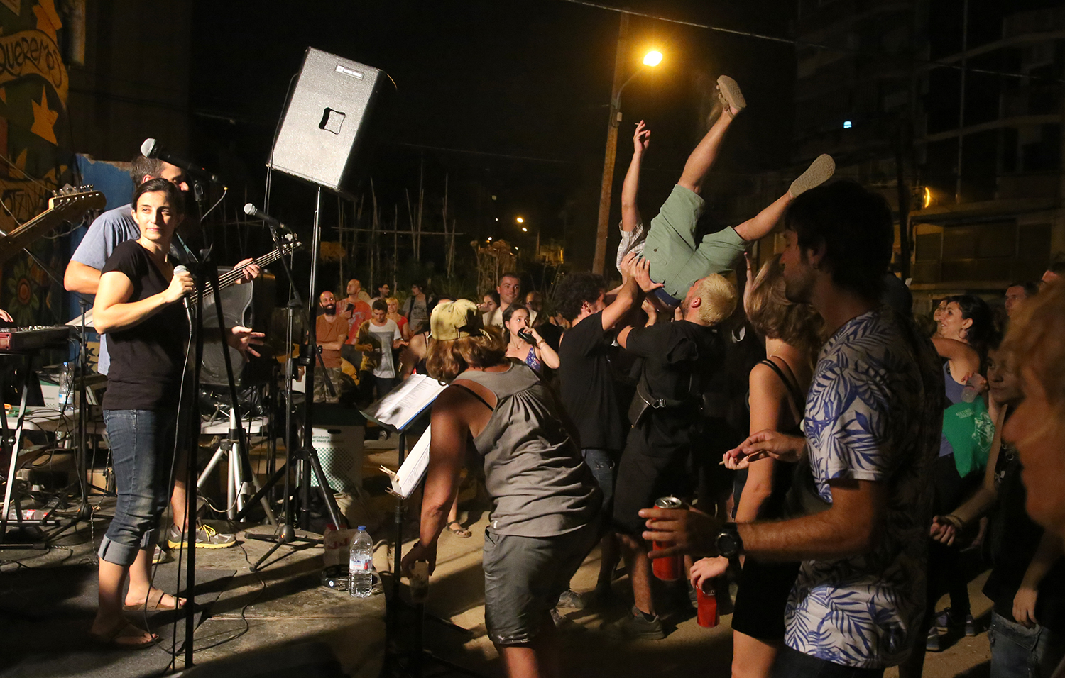 BARCELONA 09/09/2016 ICULT OTROS ESCENARIOS FIESTAS LIBERTARIAS DE VALLCARCA EN LA FOTO EL CONCIERTO DEL GRUPO RUSH HOUR EN EL ESCENARIO DE LA PETANCA DE LA CALLE FARIGOLA FOTO: ELISENDA PONS
