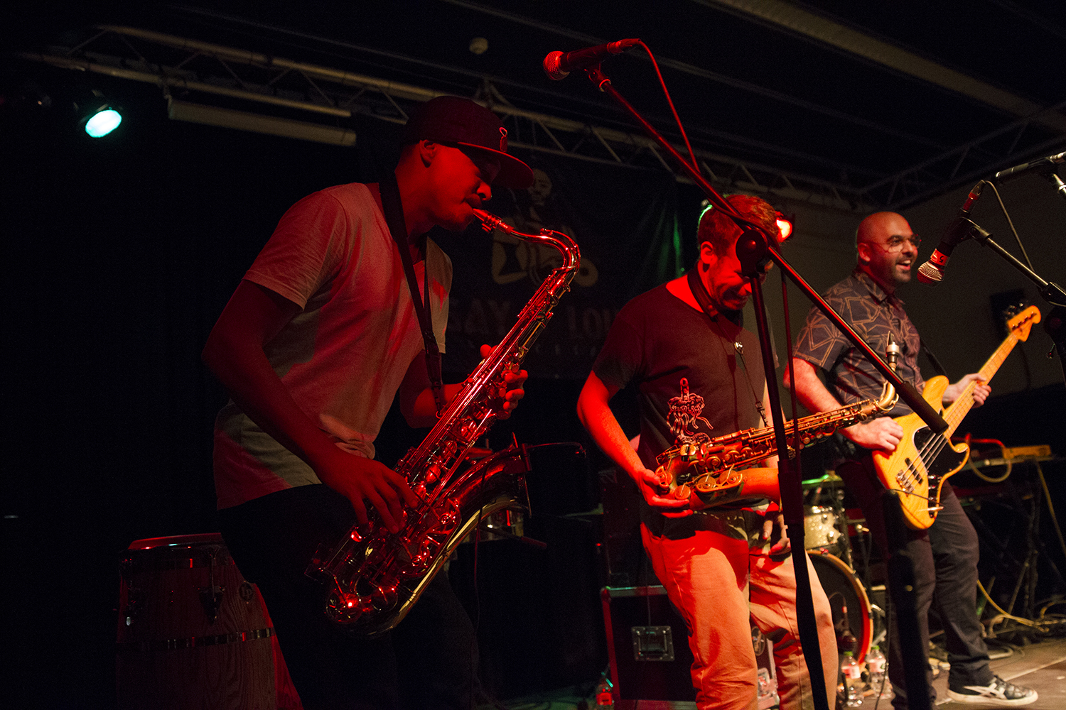 Barcelona 14-10-2016.- Block Party amb música en viu i ballarins de breakdance a l'Ateneu de Nou Barris. Foto Carlos Montanyes