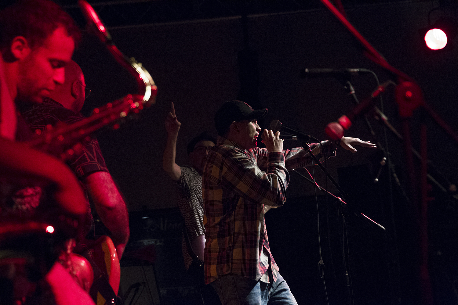 Barcelona 14-10-2016.- Block Party amb música en viu i ballarins de breakdance a l'Ateneu de Nou Barris. Foto Carlos Montanyes