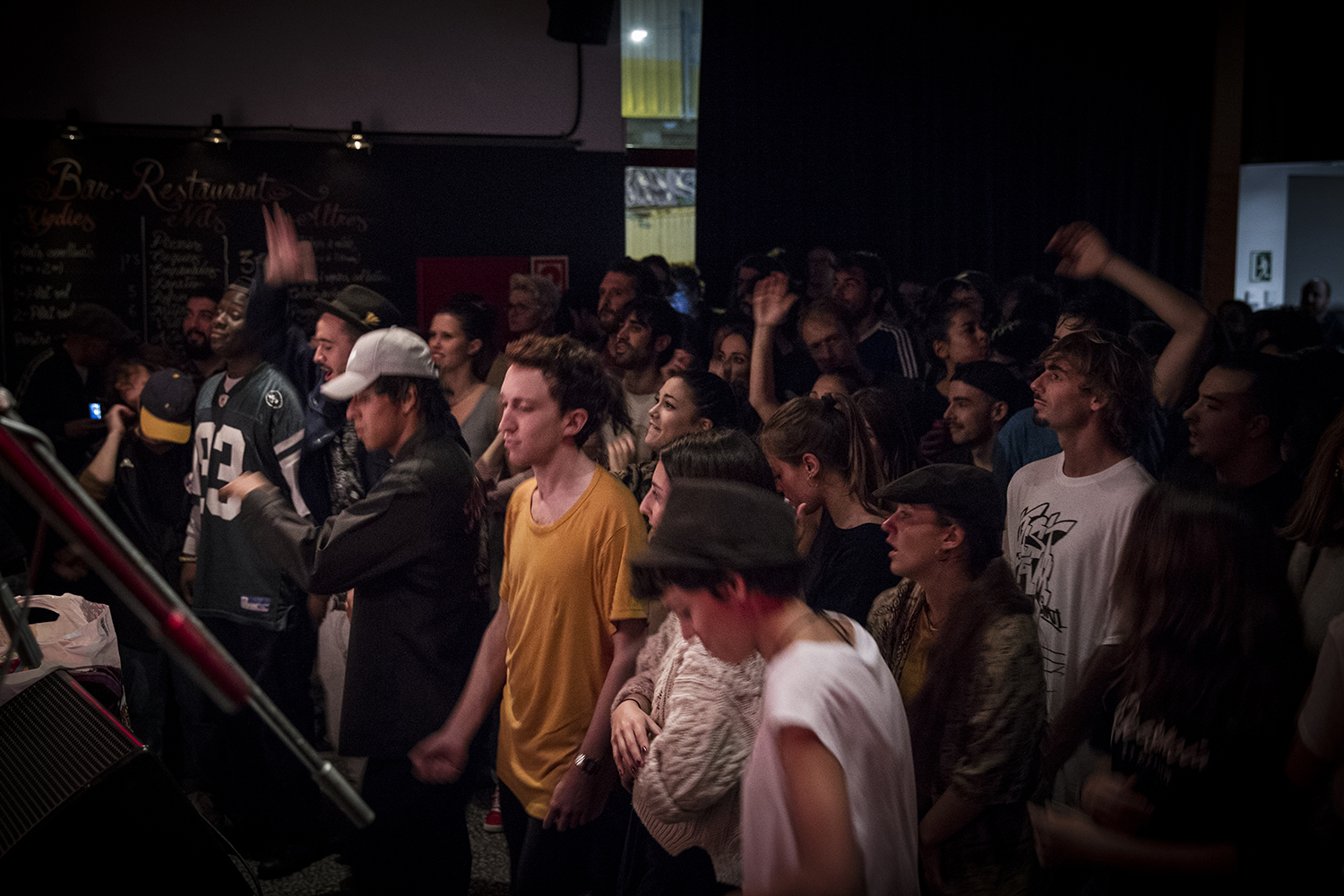Barcelona 14-10-2016.- Block Party amb música en viu i ballarins de breakdance a l'Ateneu de Nou Barris. Foto Carlos Montanyes