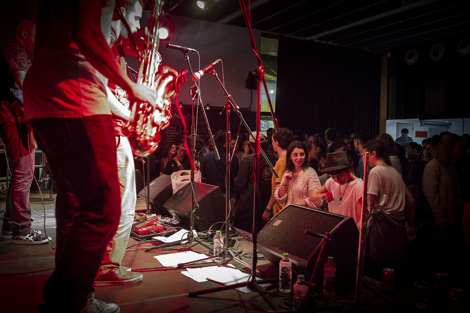 Barcelona 14-10-2016.- Block Party amb música en viu i ballarins de breakdance a l'Ateneu de Nou Barris. Foto Carlos Montanyes
